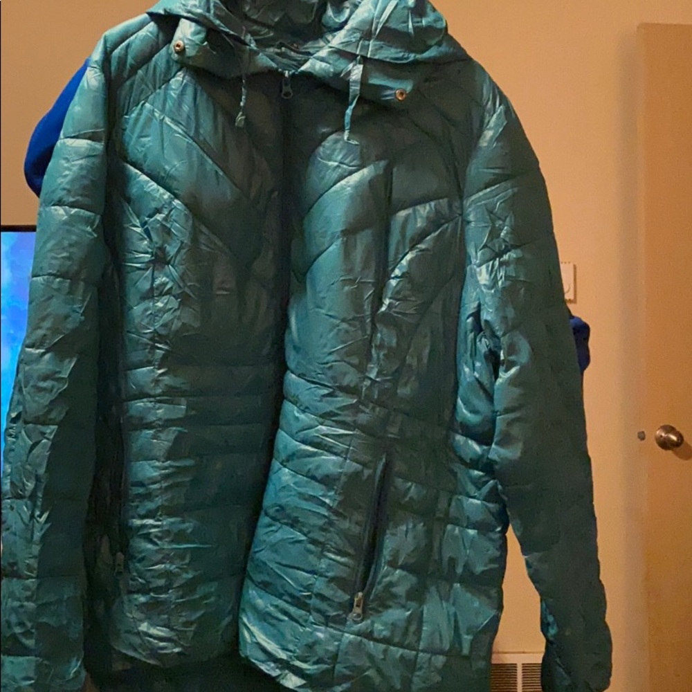 Women’s puff outdoors jacket.